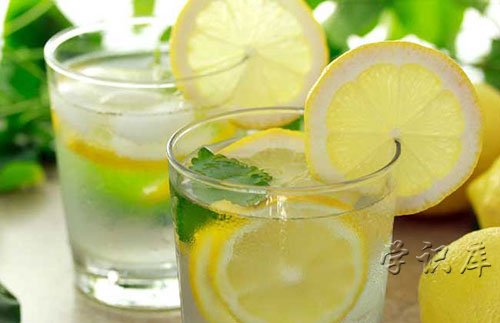 柠檬泡水喝有什么作用与功效，喝的柠檬泡水的7个功效