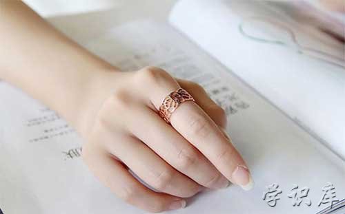 食指戴戒指是什么意思，左、右手食指戴戒指含义