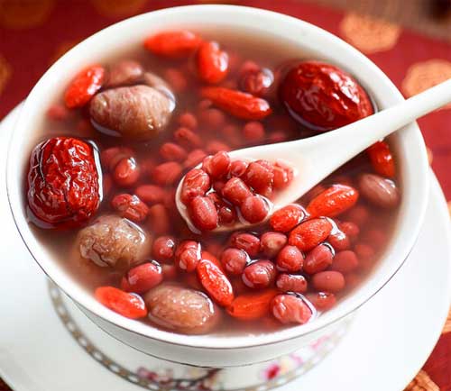 五红汤材料是红枣、枸杞子、红豆、红衣花生和红糖