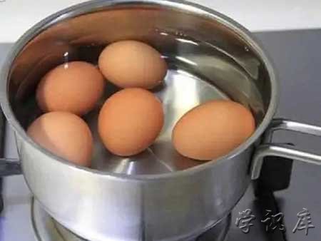 煮鸡蛋冷水下锅还是热水，4个煮鸡蛋的小诀窍